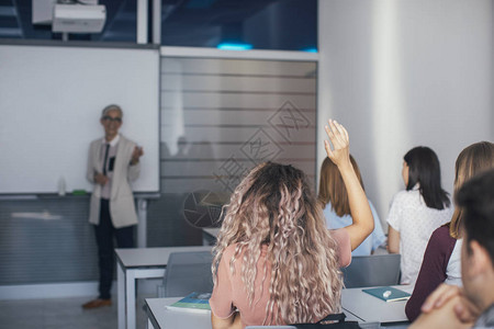 一群高中学生在现代教室有课级他们都图片