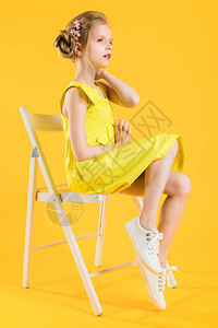一个穿黄色裙子的少女的肖像图片