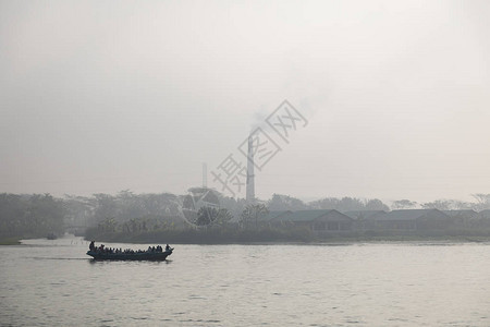 在孟加拉国河边的布里克清晨在一片漆黑图片