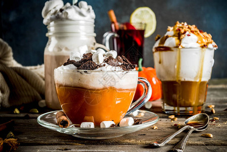 秋冬暖饮热巧克力南瓜拿铁焦糖和花生咖啡拿铁热红酒舒适的深色图片