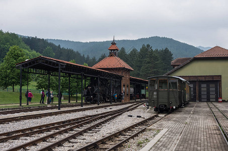 SarganVitasi站的旧蒸汽火车从这里开始所谓的Sargan八号窄轨遗产铁路前往Mokr图片