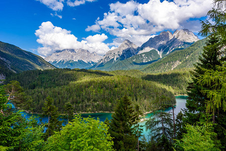 从Fernpass高山公路到Zugspitze山和Blindsee湖的休息区Zugspitzblick的美丽山景和全景图片