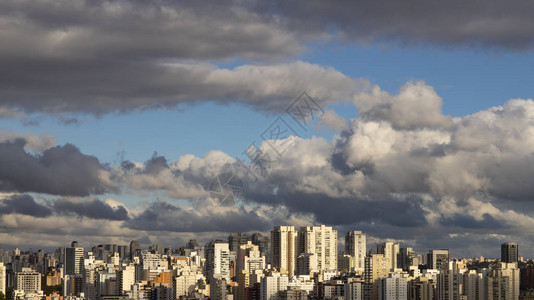 大城市的大型建筑和美丽的阳光明媚的天空巴西图片