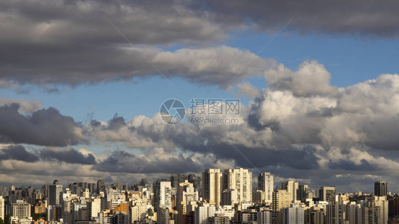 大城市的大型建筑和美丽的阳光明媚的天空巴西图片