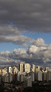 大城市的大型建筑和美丽的阳光明媚的天空巴西图片