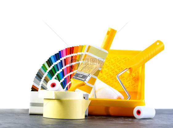 彩色样本目录刷子和油漆滚机在黑桌上与白色背景隔绝的不同绘画工具图片