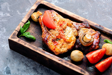 烤牛肉烧烤里脊牛排配番茄和蘑菇在砧板上烧烤肉图片