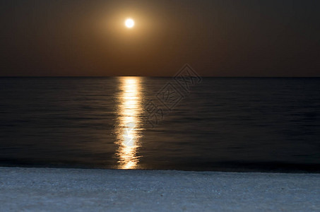 海面满月夜晚海滩图片