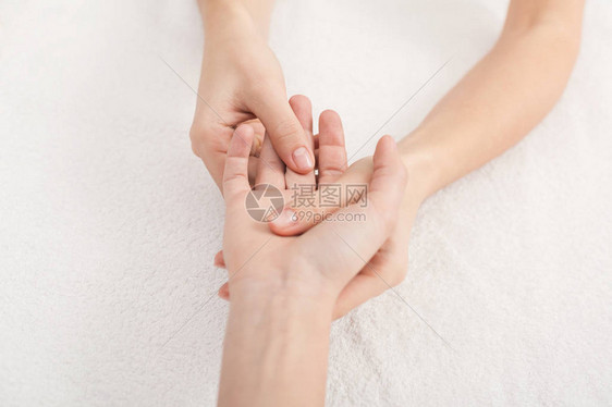 手部按摩物理治疗师按女手掌上的特定部位专业健康和保健指压操作复图片
