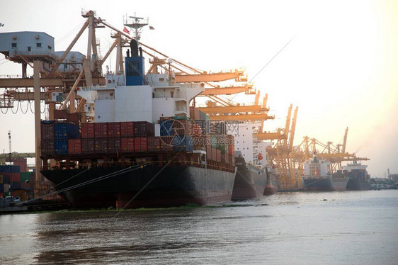 在泰国港口的货船图片