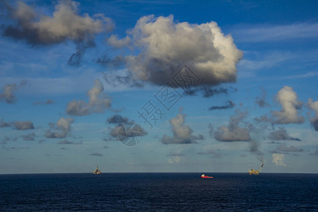 公海上工作区域石油工业以及美丽的一天和日落图片