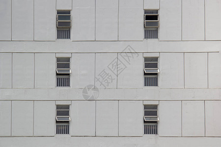 城市建筑现代灰色墙上的铝窗图片