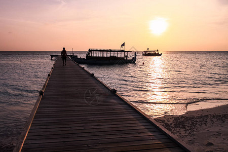 在马尔代夫岛度假村日落码图片