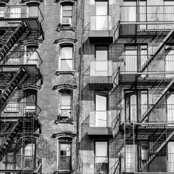 纽约一栋公寓大楼的逃生场黑白图图片