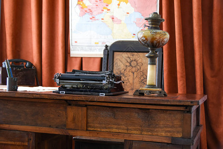 作家记者创作者的工作场所一台旧打字机和桌上的一盏灯复古风格关于科学历史文学教育和哲背景图片