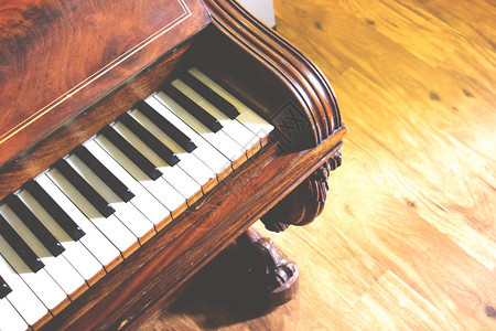 古老美丽的木钢琴复古色调图片