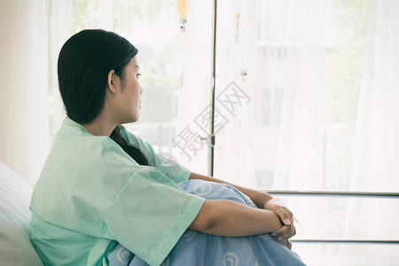 看着窗外的亚裔精神紧张患者病人们很高兴从病情图片