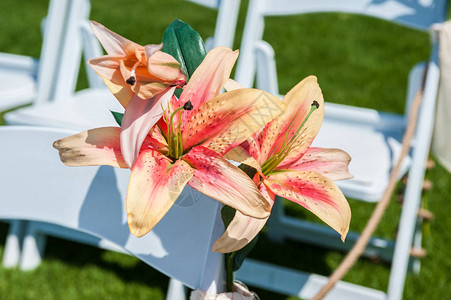 粉色和橙色的StargazerLily花朵美化了婚礼仪式地图片