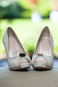 新娘的脚趾高跟鞋图片