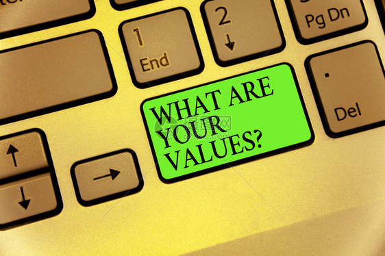 写笔记显示你的价值观是什么问题商业照片展示向某人询问他的优秀品质键盘按钮符号打字工作计算机使用图片