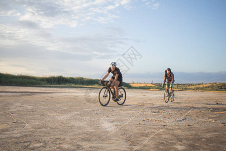 舞台演出2名男青年骑着自行车巡游背景
