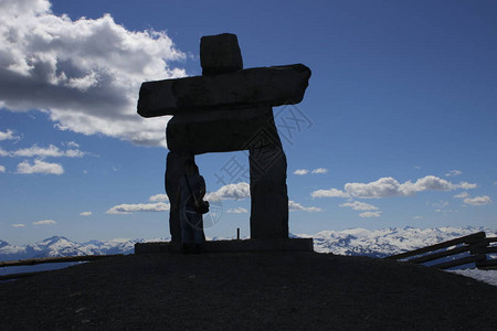 Inukshuk位于威斯勒山顶温图片