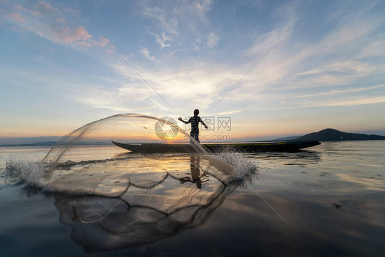 亚洲渔民在日落前在自然河中捕捉淡水鱼的木船是泰国的一种文化民俗的图片