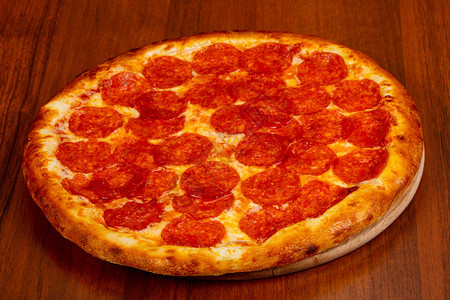PizzaPepperoni和香肠图片