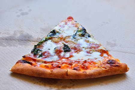 带奶酪培根和菠菜的美味新鲜披萨图片
