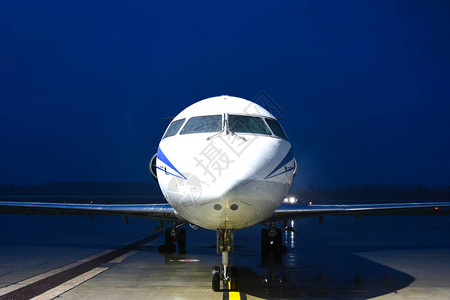 一架客机在晚上从机场跑道起飞图片