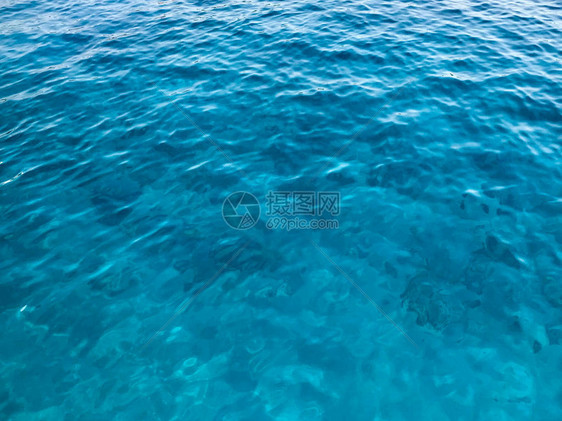 质地淡蓝色湿美丽的蔚蓝发光温暖透明的大海图片