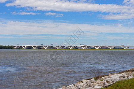 从港口看到的横跨波托马克河的伍德罗威尔逊纪念桥这座桥是连接弗吉尼亚州哥伦比亚特区和美国马里兰州的图片
