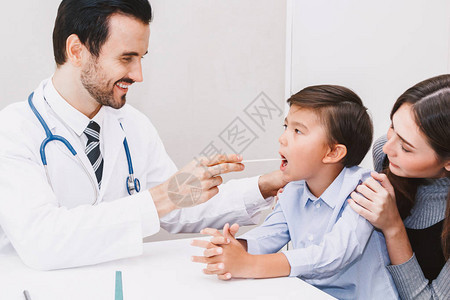 检查在医院检查小男孩的喉咙检查图片