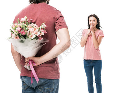 国际儿童日男人拿着一束鲜花和兴奋的女人被白色隔离的部分看法背景