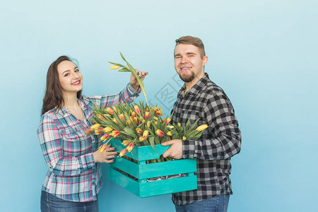 快乐的花店家在蓝色背景的大木图片