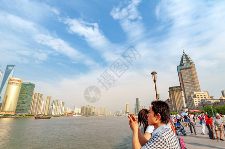 上海2012年5月14日背景为浦东区的外滩大道上的游客浦东区有陆家嘴金融贸易区和上海证券交易所背景