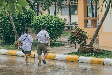 在放学后回家之前学生们图片