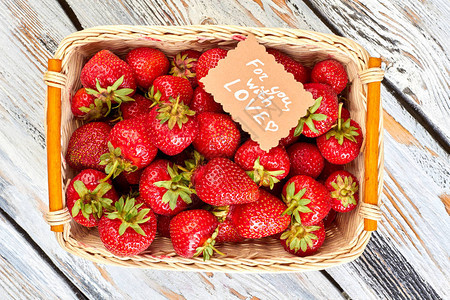 鲜草莓放在篮子里图片