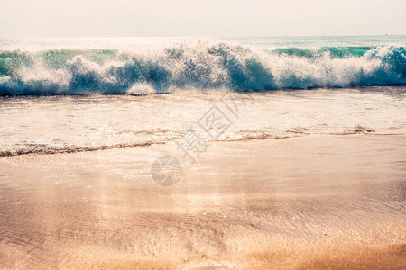 海浪的日落和金沙的反射暖化过滤效果图片