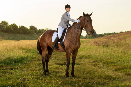 马术运动年轻女子骑马参加着装高级测试图片