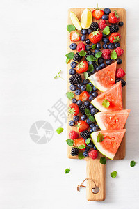白色的水果和浆果蓝莓草莓覆盆子黑莓西瓜图片