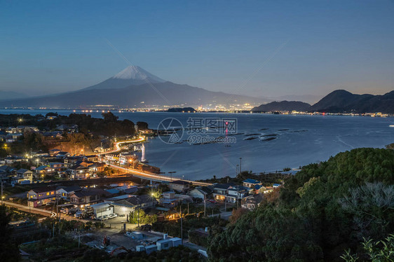 伊豆镇与富士山和骏河湾在冬夜的景色图片