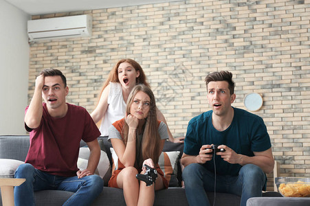 年轻人在家玩电子游戏图片