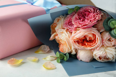 桌子上盛着美丽的花朵和礼物图片