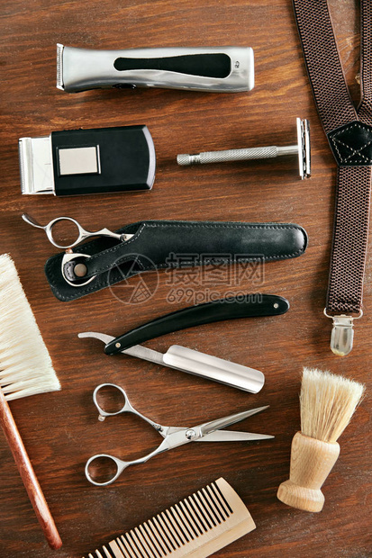 男人的健身工具理发店设备和木板上用品毛发沙龙工图片
