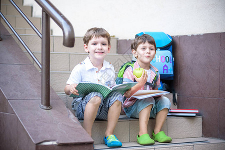 孩子们回到学校假期后新学年开始两个男孩朋友在上学的第一天背着书包和书上课开始幼儿园和学龄图片