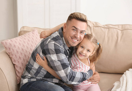 快乐的父亲和女儿坐图片