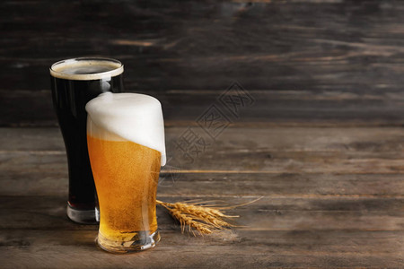 玻璃杯冷啤酒和木图片