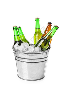 白色背景冰桶中的啤酒瓶背景图片
