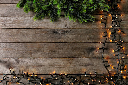 圣诞花环木制背景上有冷杉树枝图片